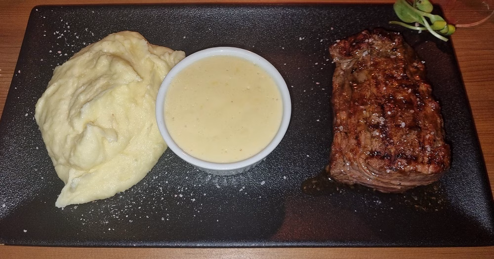 VDM Bistro Sedgefield review steaks chicken livers best mash