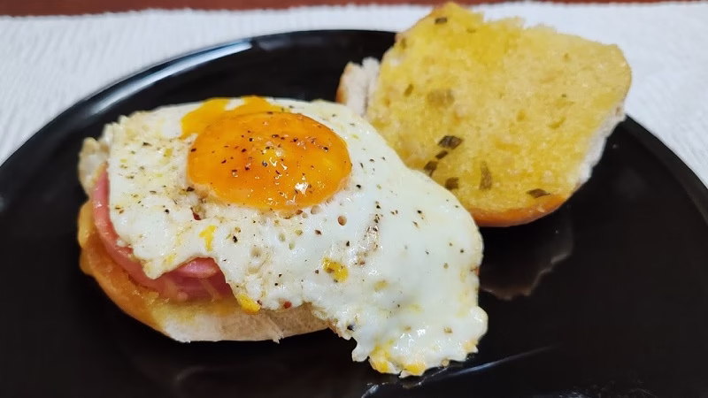 Crispy crunchy easy breakfast bun recipe polony